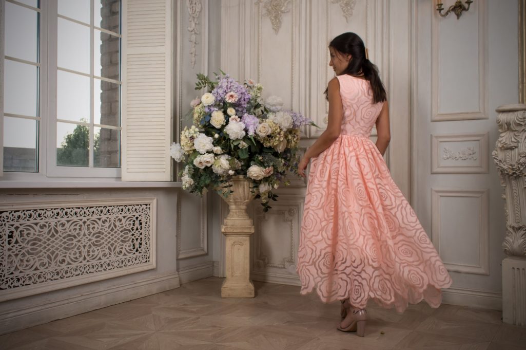 Аромат персиковых роз платье миди из огразы, 50% хлопка